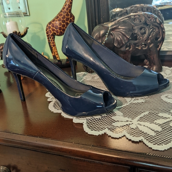Navy heals with open toe, size 9.5 - Picture 2 of 3